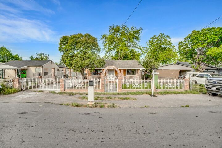 Property Photo:  511 S Gertrude Avenue  CA 95215 