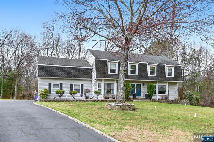 Property Photo:  6 Robin Drive  NJ 07438 