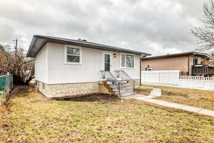 Photo de la propriété:  7634 21 Street SE  AB T2C 0V5 