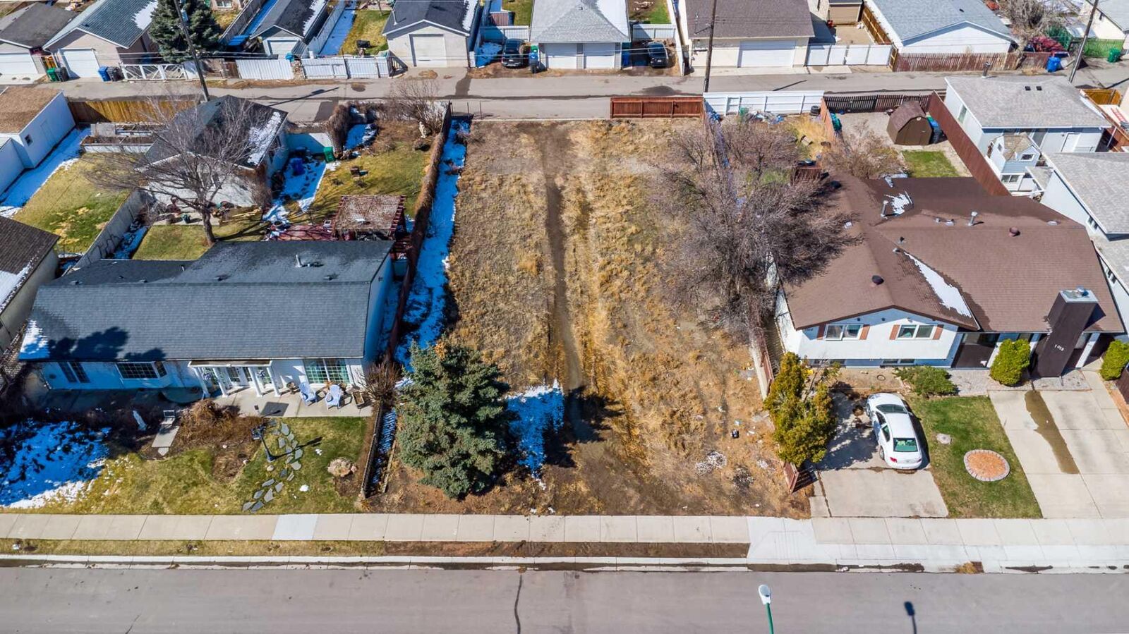 Property Photo:  1008 9 Street North  AB T1H 1Z8 