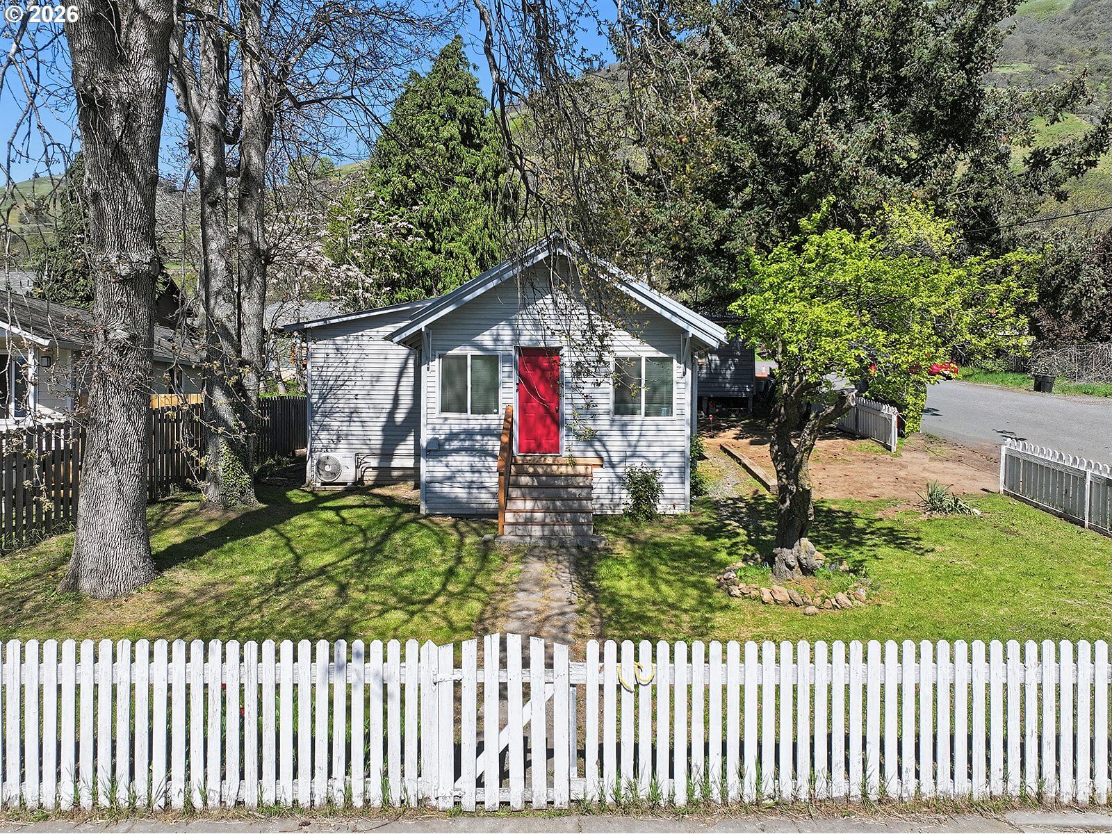 Property Photo:  320 E Steuben St  WA 98605 