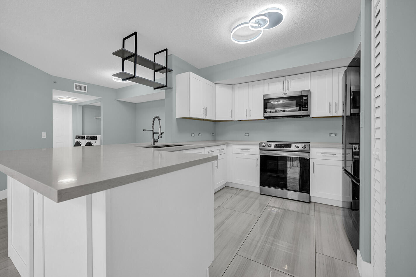 Property Photo:  1010 Villa Circle  FL 33435 