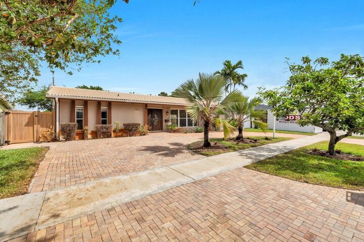 Property Photo:  1915 NE 208th Terrace  FL 33179 