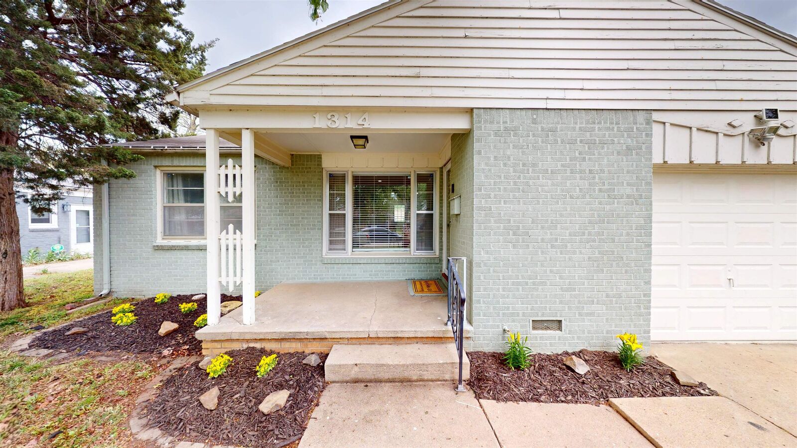 Property Photo:  1314 E Jump St  KS 67216 