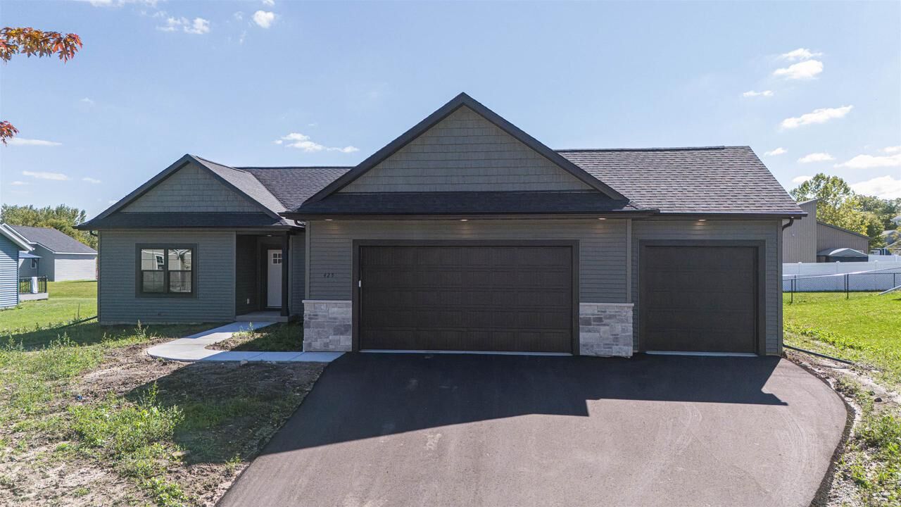 Property Photo: 425 Village Lane WI 54971