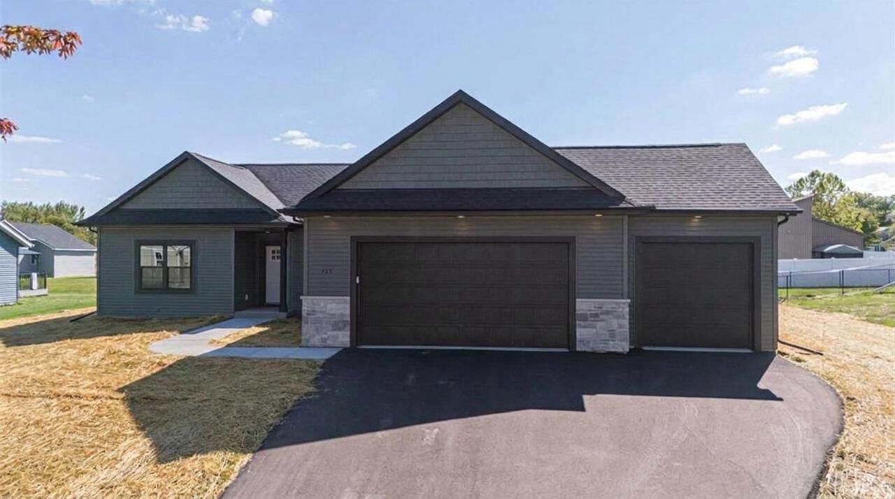Property Photo:  425 Village Lane  WI 54971 