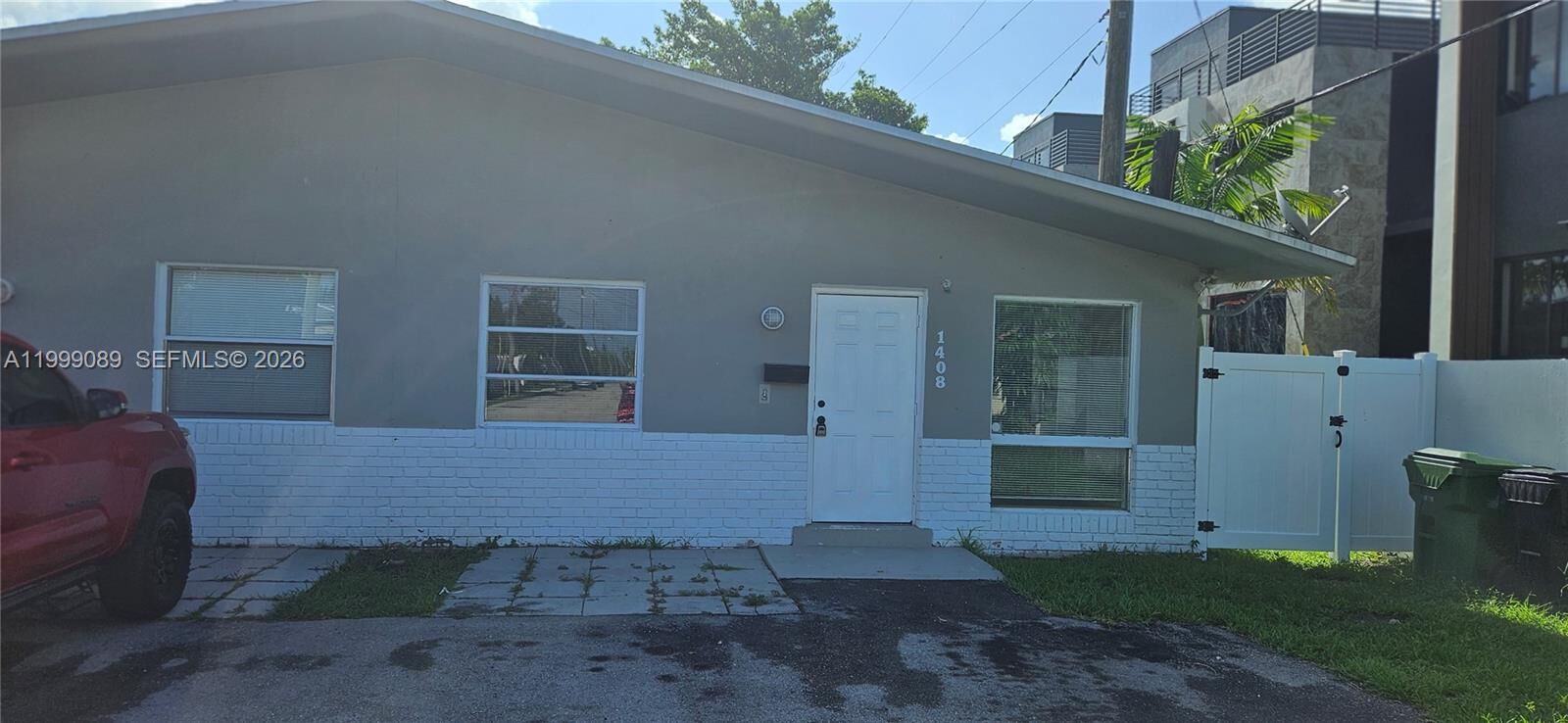 Property Photo: 1408 SW 9th Ave 1408 FL 33315