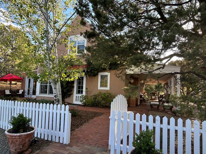 Property Photo:  15 Toltec Road  NM 87505 