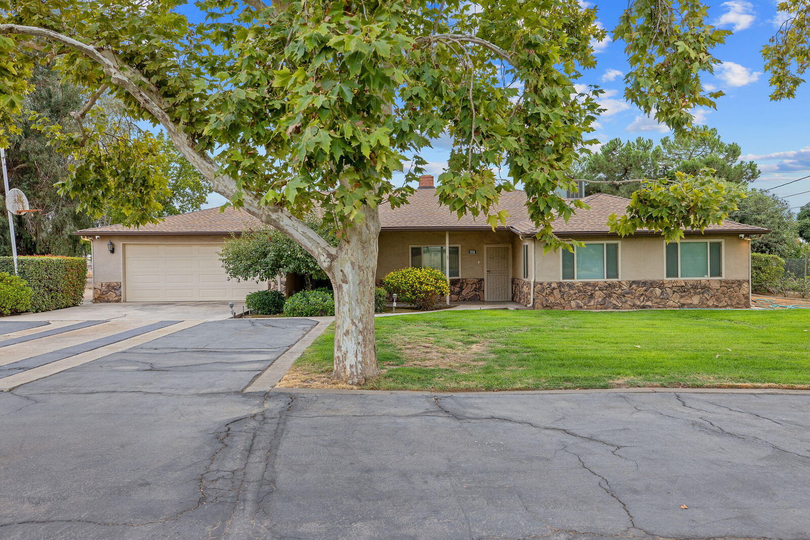 Property Photo: 1714 N Blythe Avenue CA 93722