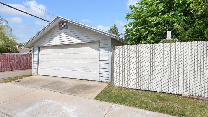 Property Photo:  104 N Orange Avenue  CA 93221 