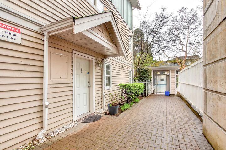 Property Photo:  123 Seventh Street 1  BC V3M 6Y2 