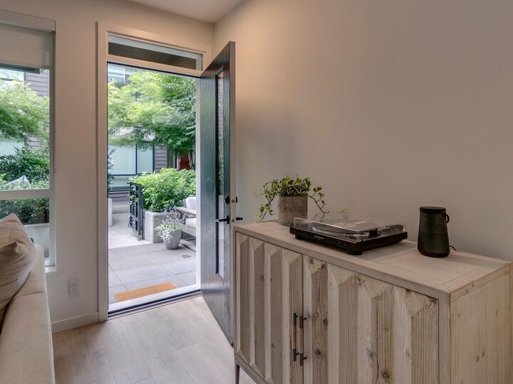 Property Photo: 533 E 3rd Street 8 BC V7L 1G4