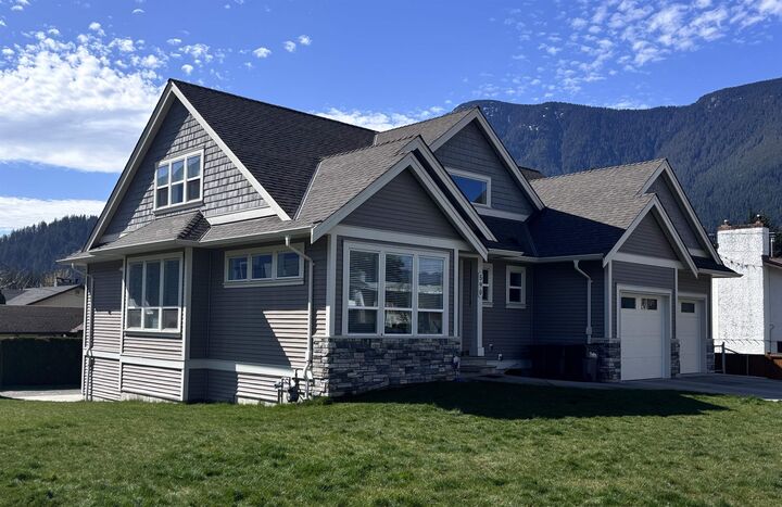 590 Skagit Avenue — photo 1