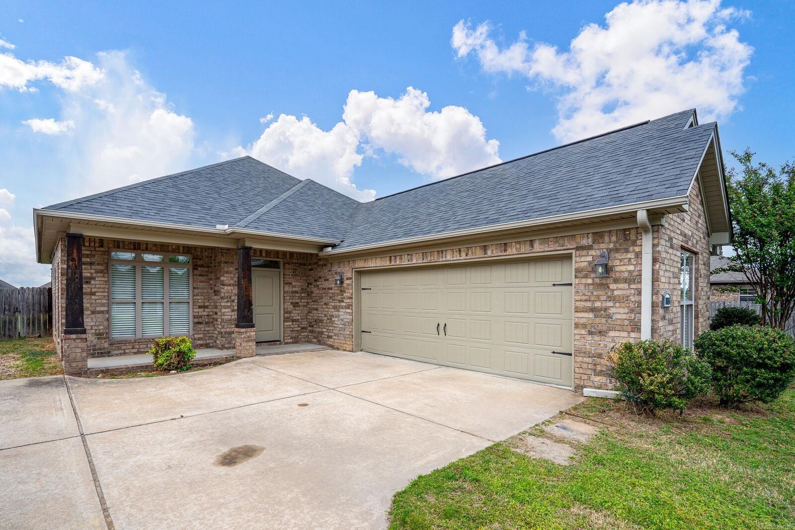 Property Photo:  1655 S Donaghey Avenue  AR 72034 