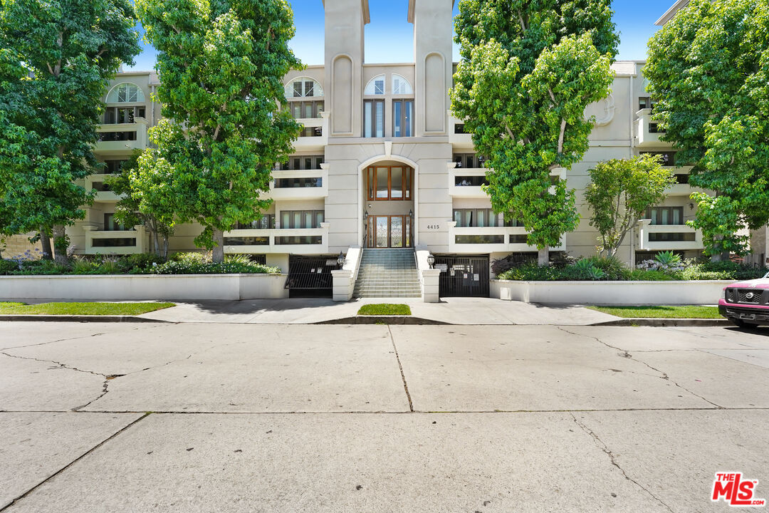 Property Photo:  4415 Saugus Ave  CA 91403 