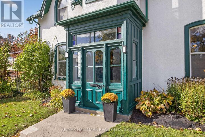 Property Photo:  84 Wellington Street East  ON L4M 3K9 