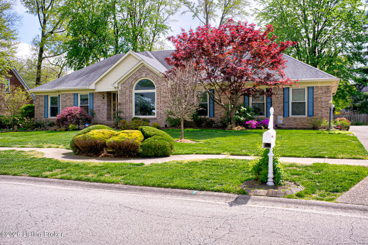 Property Photo:  9804 Colonnades Pl  KY 40299 