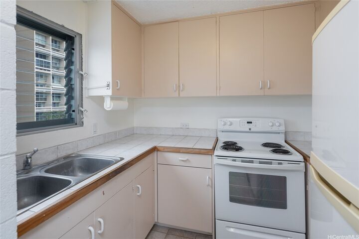 Property Photo:  509 University Avenue 504  HI 96826 