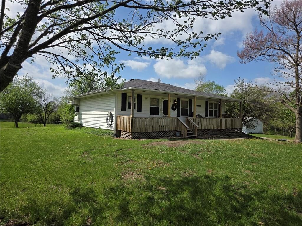 Property Photo: 1404 SW 100th Road MO 64040