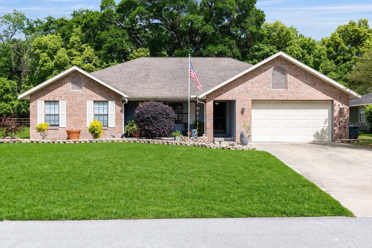 Property Photo: 725 SE 56th Avenue FL 34480