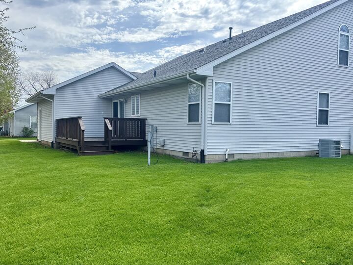 Property Photo:  824 E Kahler Road 824  IL 60481 