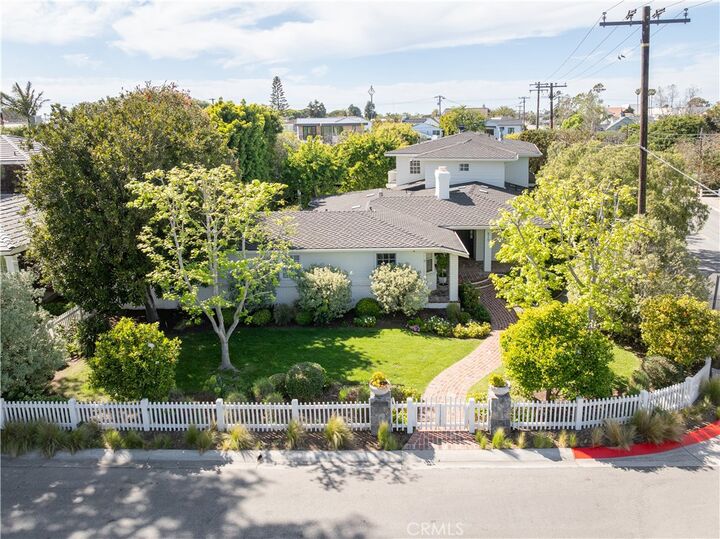 Property Photo:  515 Kings Place  CA 92663 