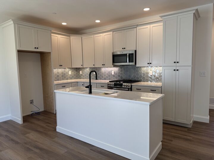 Property Photo:  7A Dearborn Circle  NH 03045 