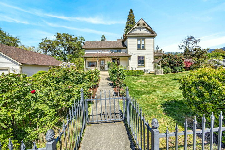 Property Photo:  1002 NW Washington Boulevard  OR 97526 