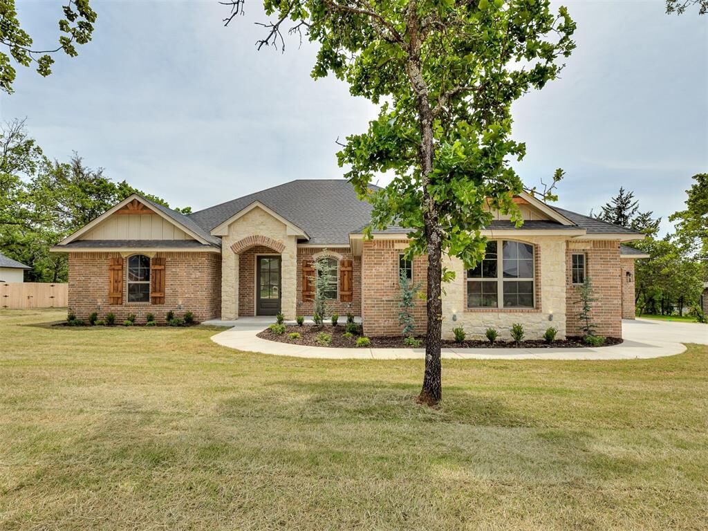 Property Photo:  8141 Longbow Drive  OK 73007 