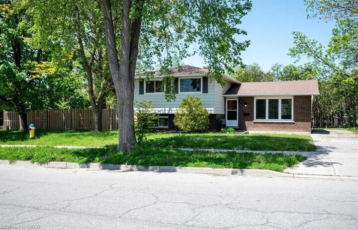 152 Macgregor Crescent — photo 1