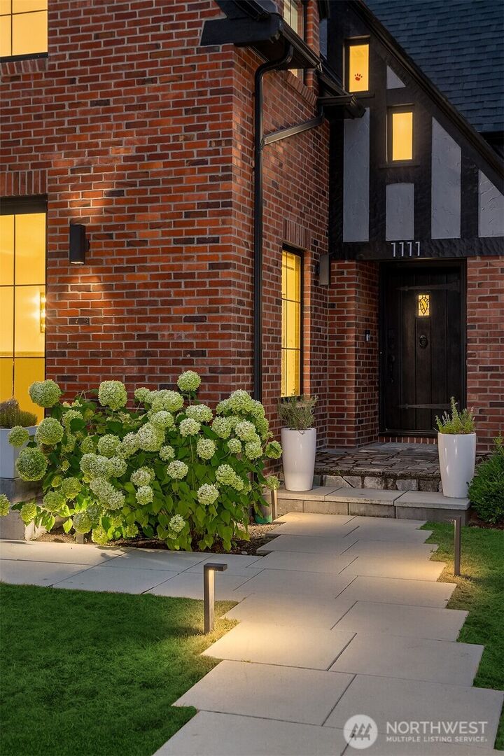 Property Photo: 1111 37th Avenue E WA 98112