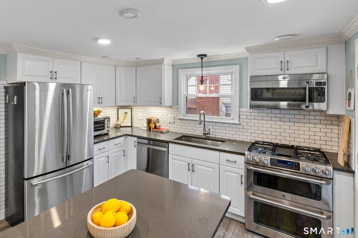 Property Photo:  65 Edgemere Avenue  CT 06110 