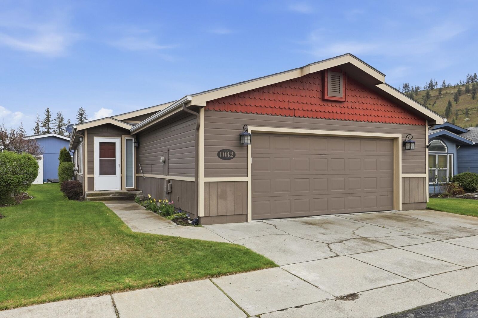 Property Photo:  1042 W Sunny Creek Cir  WA 99224 