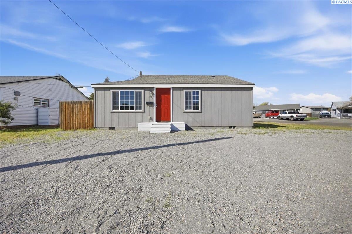 Property Photo: 412 Adams St WA 99352