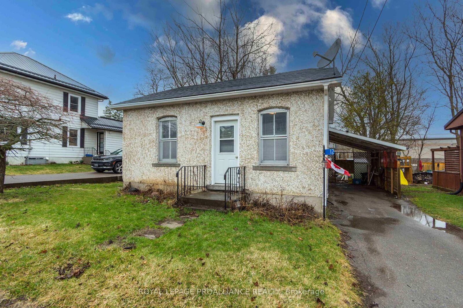 Property Photo: 12 Albert Road ON K0K 2C0