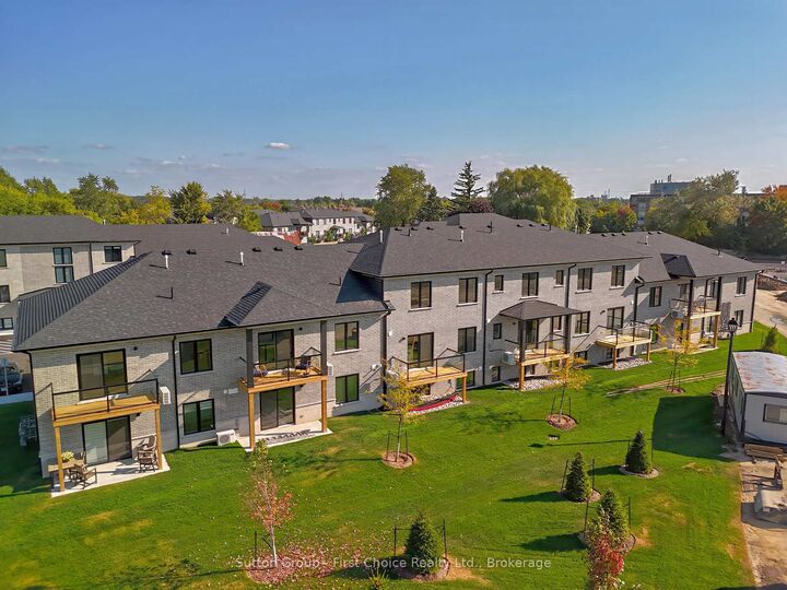 Property Photo: 3202 Vivian Line Unit 13 ON N5A 0K6