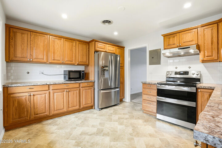 Property Photo:  4105 Snowmountain Rd  WA 98908 