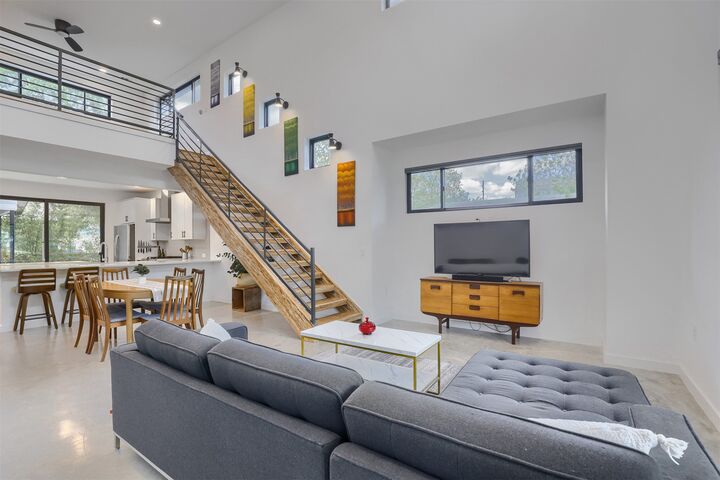 Property Photo:  2001 Sl Davis Avenue  TX 78702 