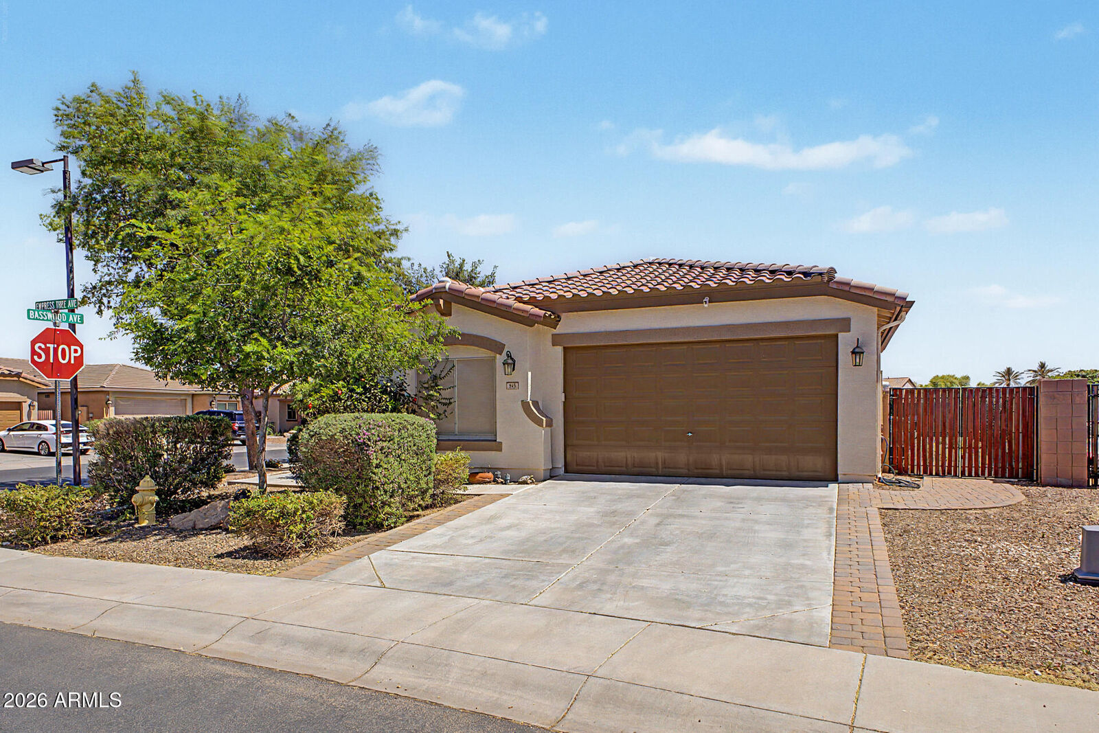Property Photo:  945 W Empress Tree Avenue  AZ 85140 