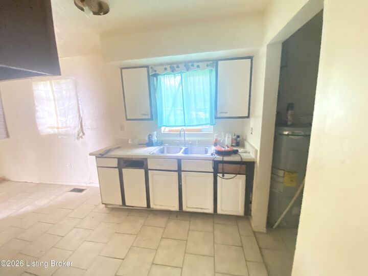 Property Photo:  2424 Crop St  KY 40212 