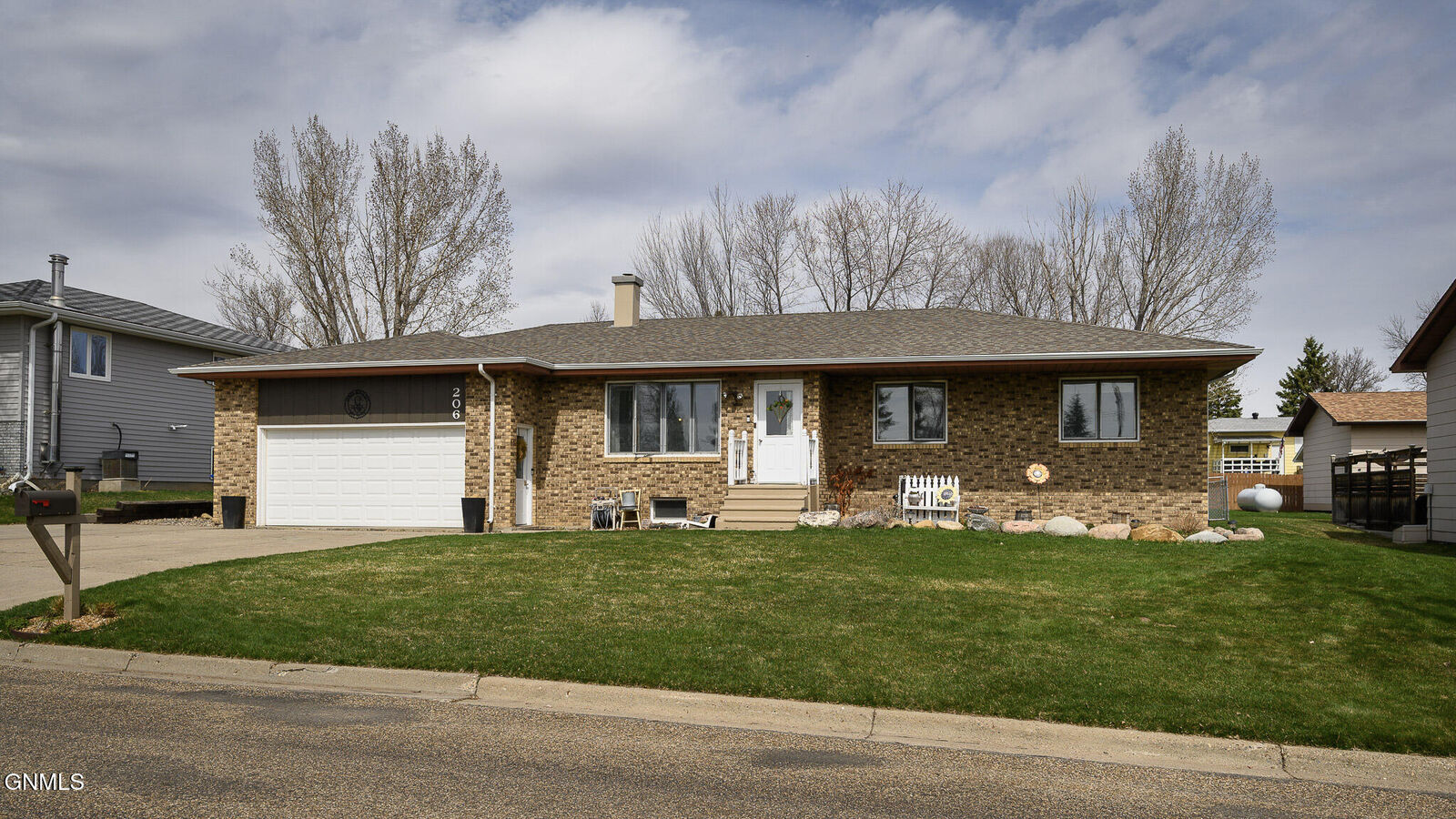 Property Photo:  206 9th Street NW  ND 58523 
