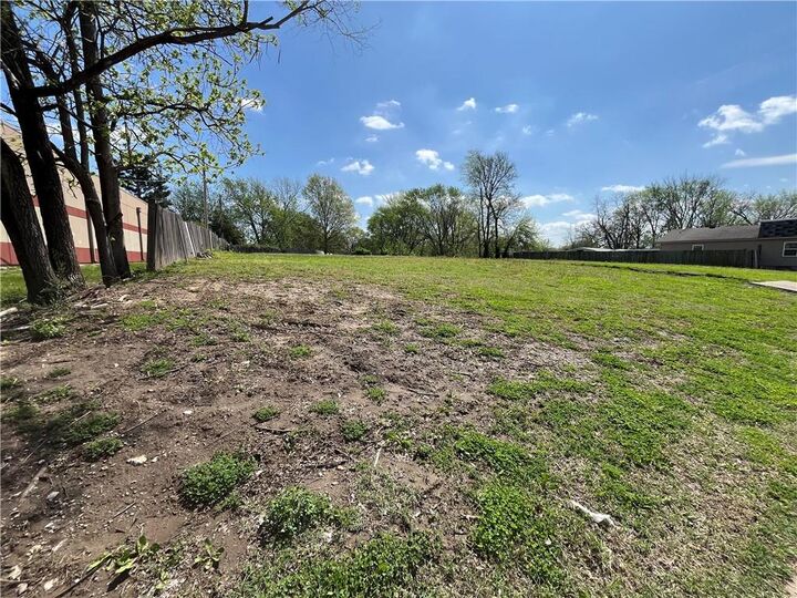 Property Photo:  2331 S Sterling Avenue  MO 64054 