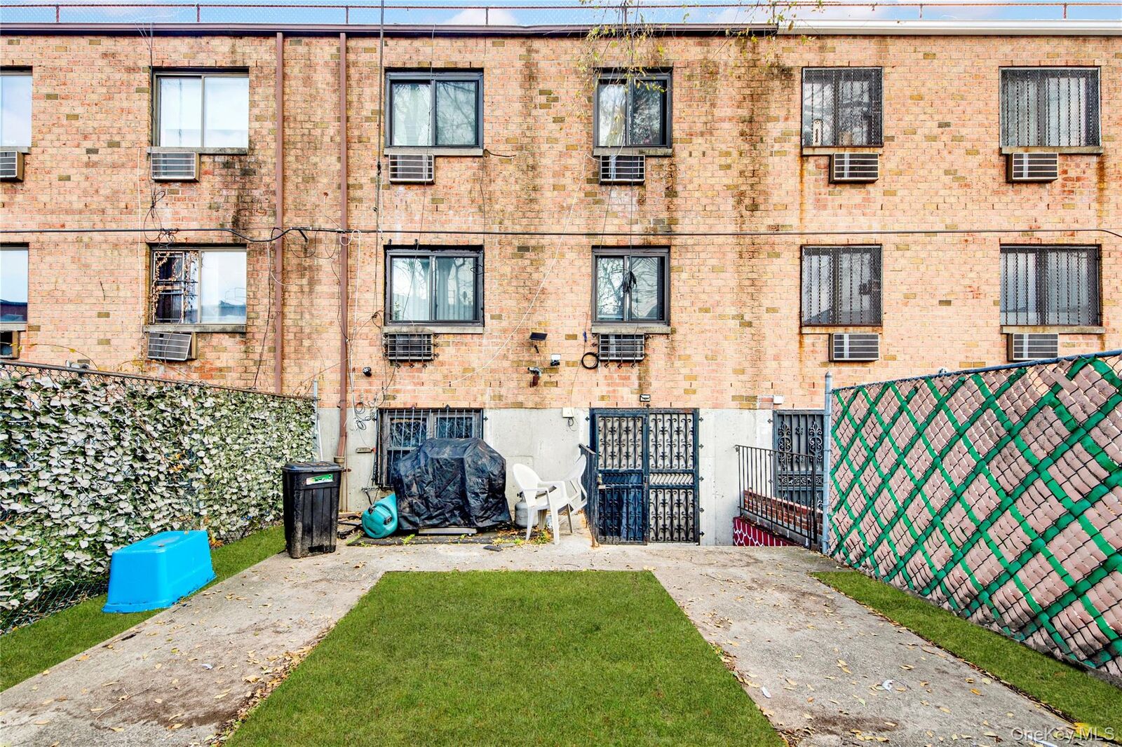 Property Photo: 721 Thieriot Avenue NY 10473