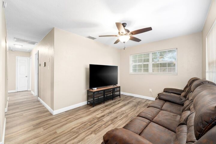 Property Photo:  2906 E Genesee Street  FL 33610 