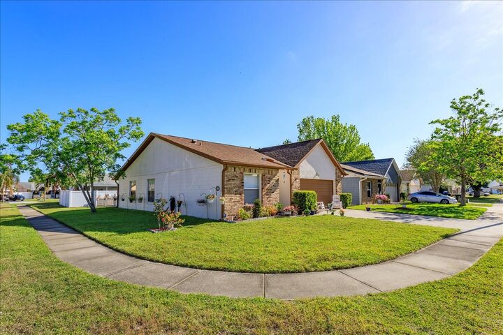 Property Photo:  601 Oak Manor Circle  FL 32825 