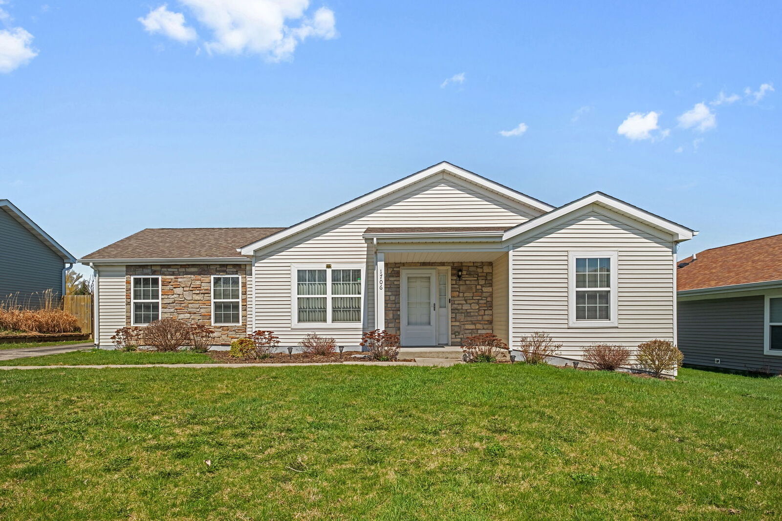 Property Photo:  1706 Kennedy Drive  IL 60064 