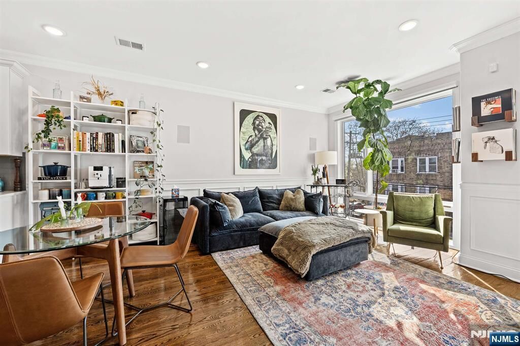 Property Photo:  948 Summit Avenue 2  NJ 07307 