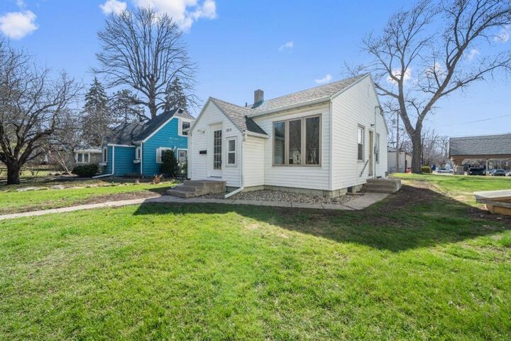 Property Photo:  1014 Hawthorne Street  MN 56308 