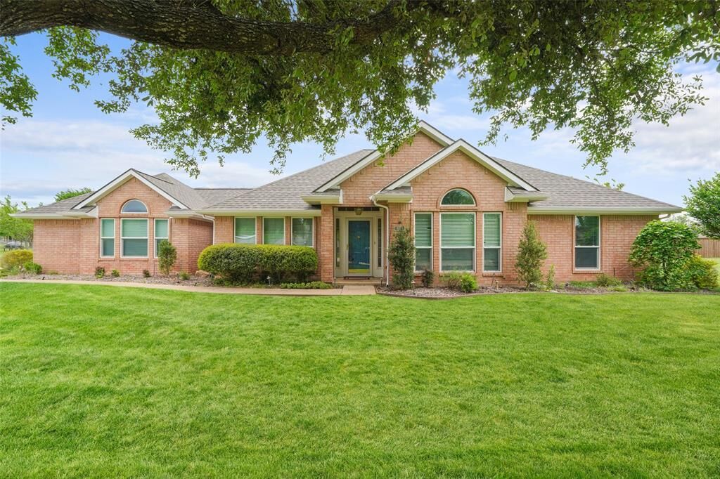 Property Photo:  830 S Clinton Lane  TX 76065 