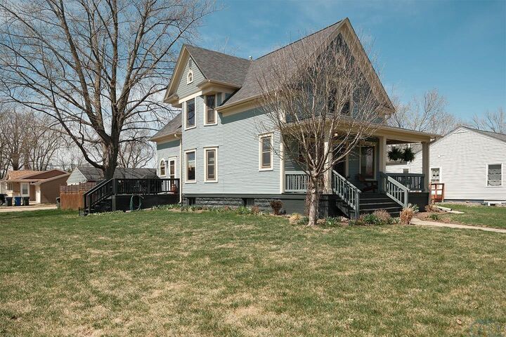 Property Photo:  407 2nd Avenue NE  IA 51250 
